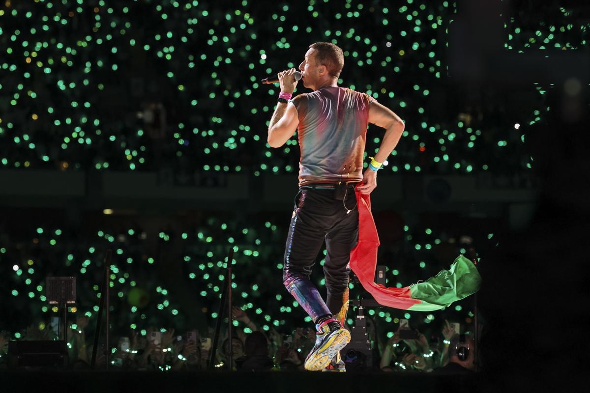 Coimbra (Portugal), 17/05/2023.- Chris Martin of British band Coldplay performs on stage during a concert of the 'Music of the Spheres' world tour, at Coimbra City Stadium, Coimbra, Portugal, 17 May 2023. EFE/EPA/PAULO NOVAIS EDITORIAL USE ONLY / NO SALES / ONLY USE ONE TIME FOR 3 MONTHS