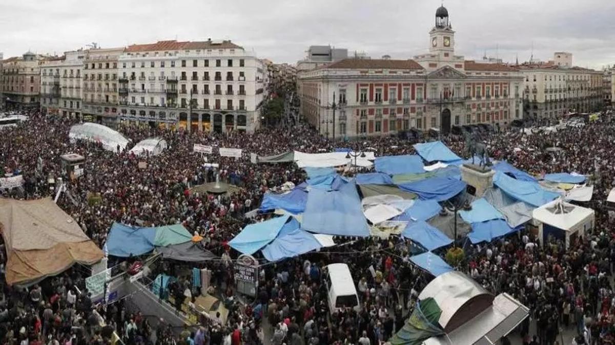 Vista de la Puerta del Sol cuatro días después de haberse iniciado la acampada de 2011.