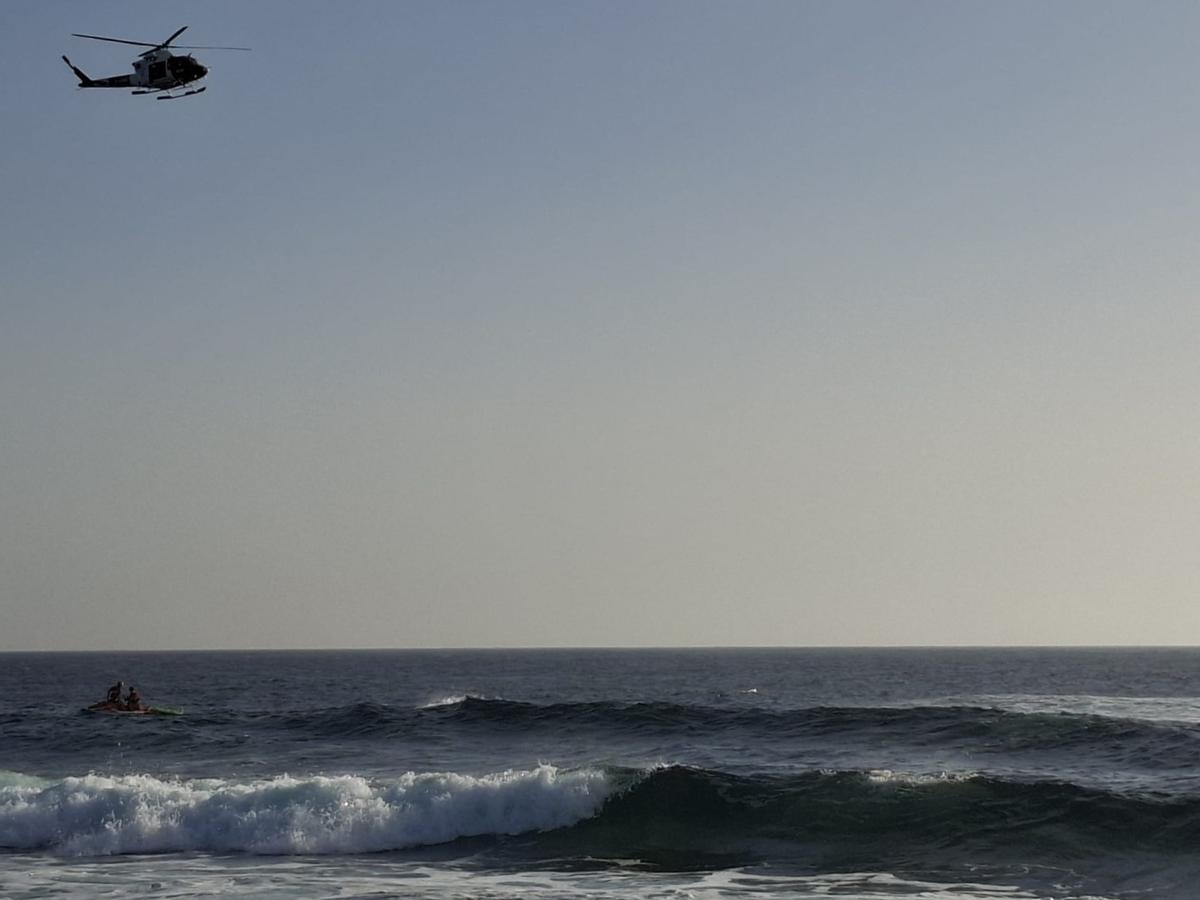 Un helicóptero del GES y bomberos del Consorcio de Seguridad y Emergencias de Lanzarote busca a una mujer desaparecida en El Golfo, en el sur de Lanzarote