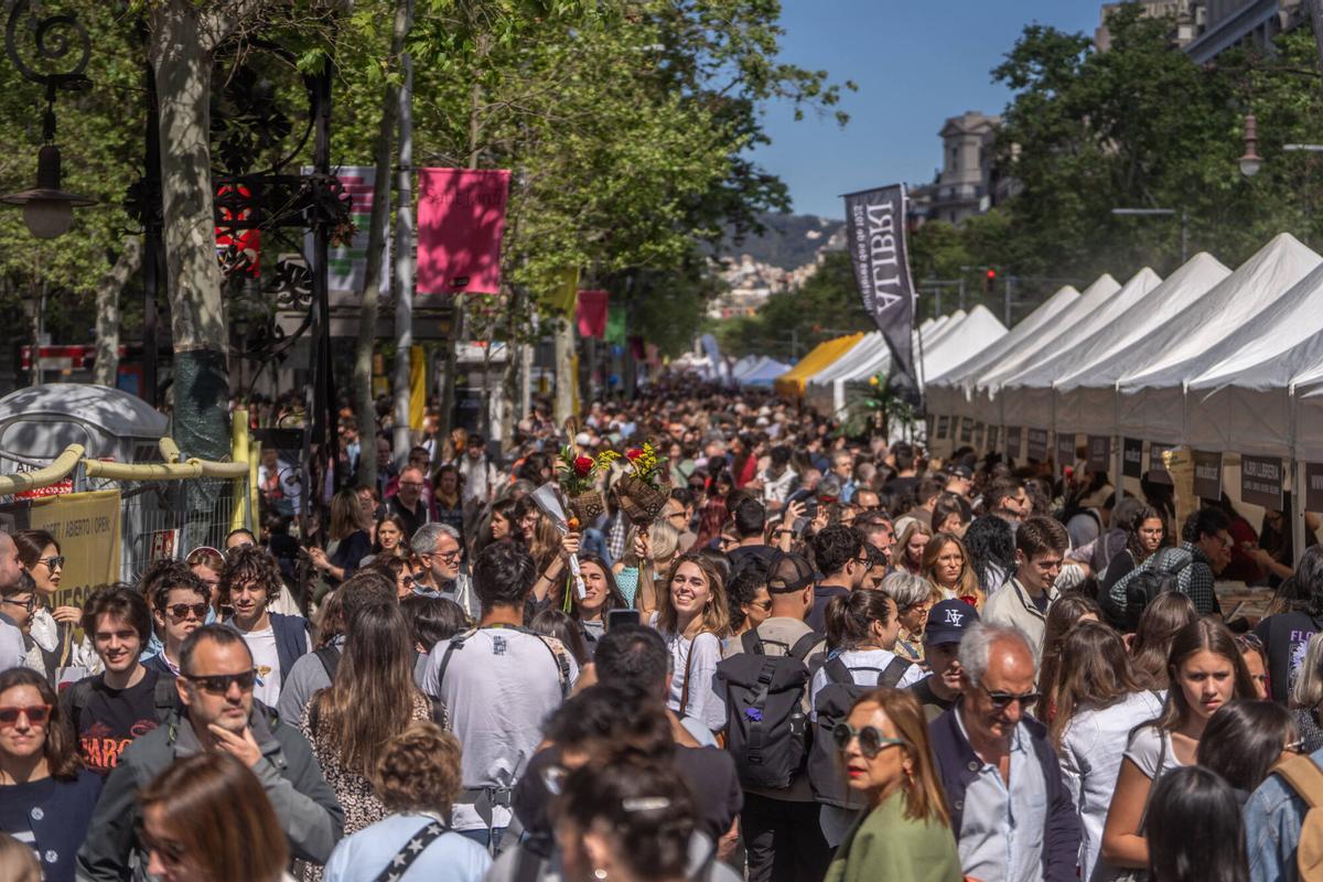 Cientos de ciudadanos salen a la calle durante la Diada de Sant Jordi en Barcelona en 2025.