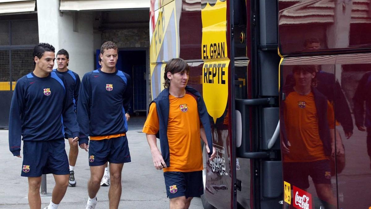 Leo Messi, en la esplanada del Camp Nou, en el 2004