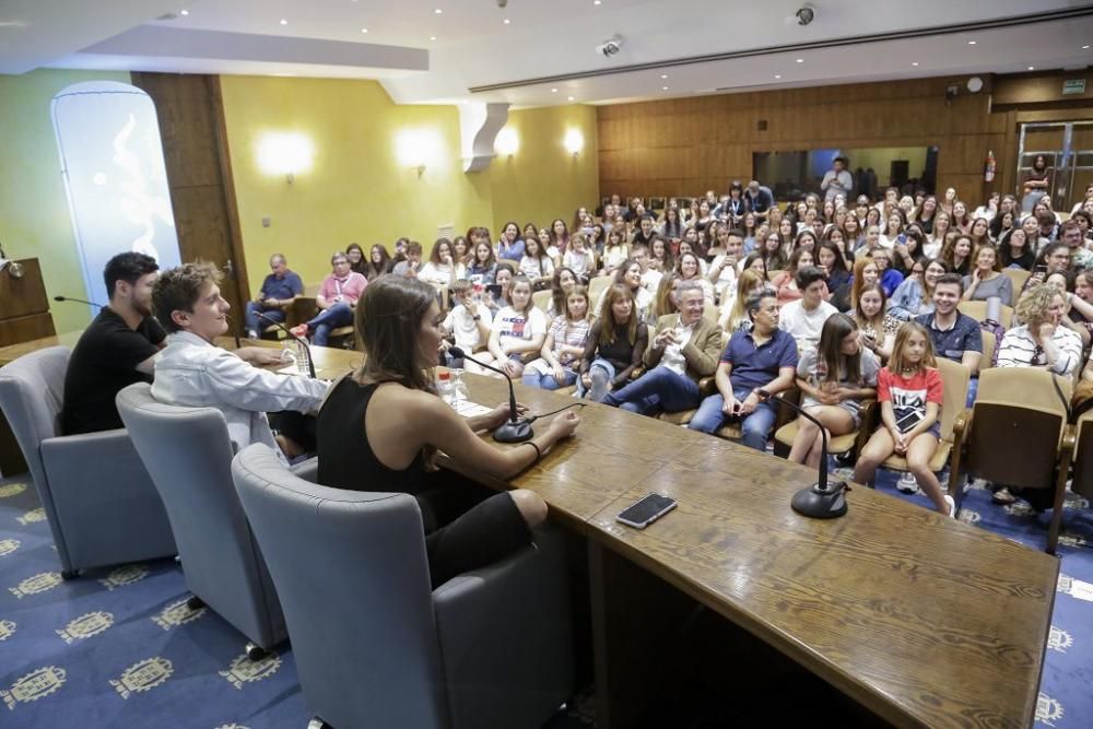 Encuentro de Ana Guerra y Cepeda con estudiantes en Murcia