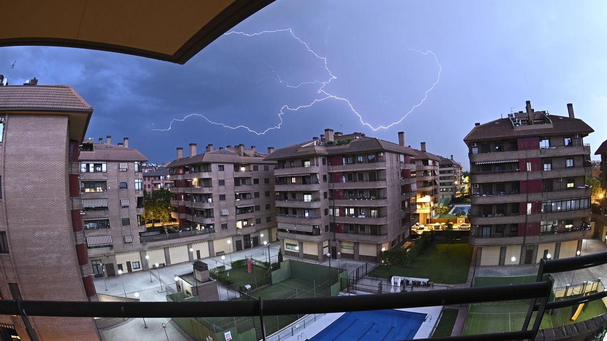 Impresionante granizada en Madrid: las tormentas ponen en alerta naranja a la capital