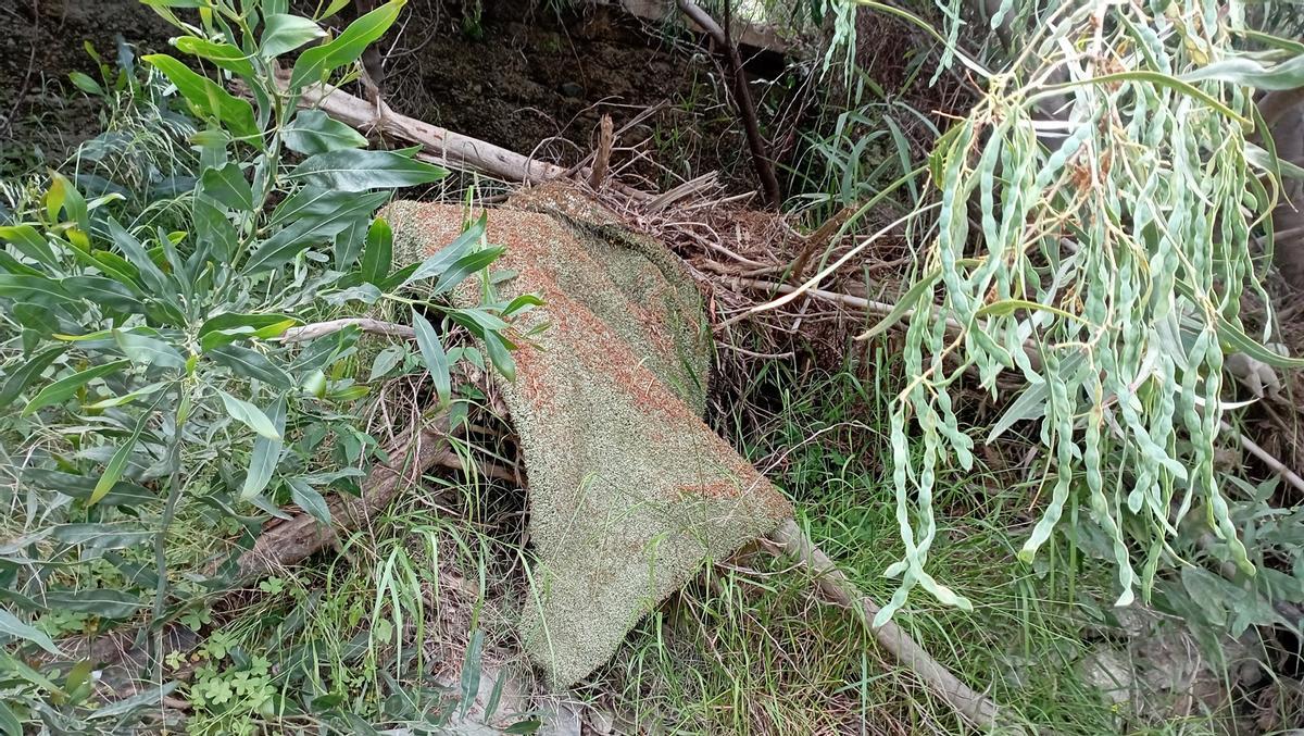 Un trozo de césped artificial, que también ha acabado en el cauce del arroyo Jaboneros.