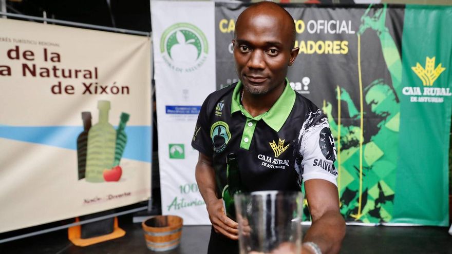 El campeón del escanciado Salvador Ondó, pregonero de las fiestas del Otero de Pola de Laviana
