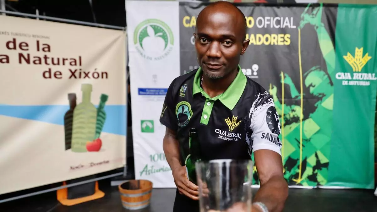 El campeón del escanciado Salvador Ondó, pregonero de las fiestas del Otero de Pola de Laviana