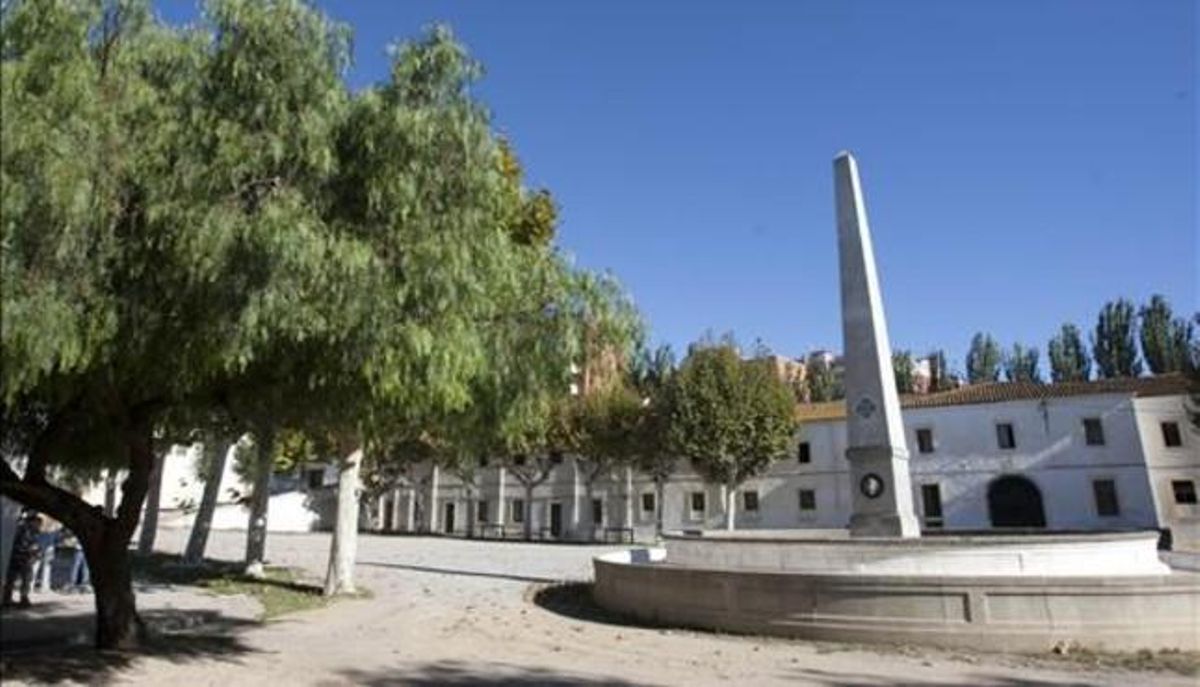 Edificis de la vella caserna de la Remunta de l’Hospitalet que es rehabilitaran per a equipaments. Edificis de la vella caserna de la Remunta de l’Hospitalet que es rehabilitaran per a equipaments.