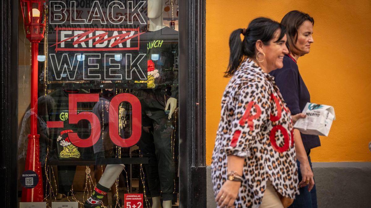 Un escaparate con descuentos por el Black Friday.