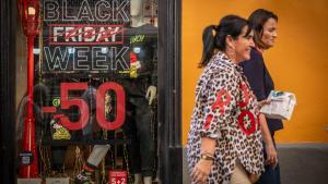 Un escaparate con descuentos por el Black Friday.