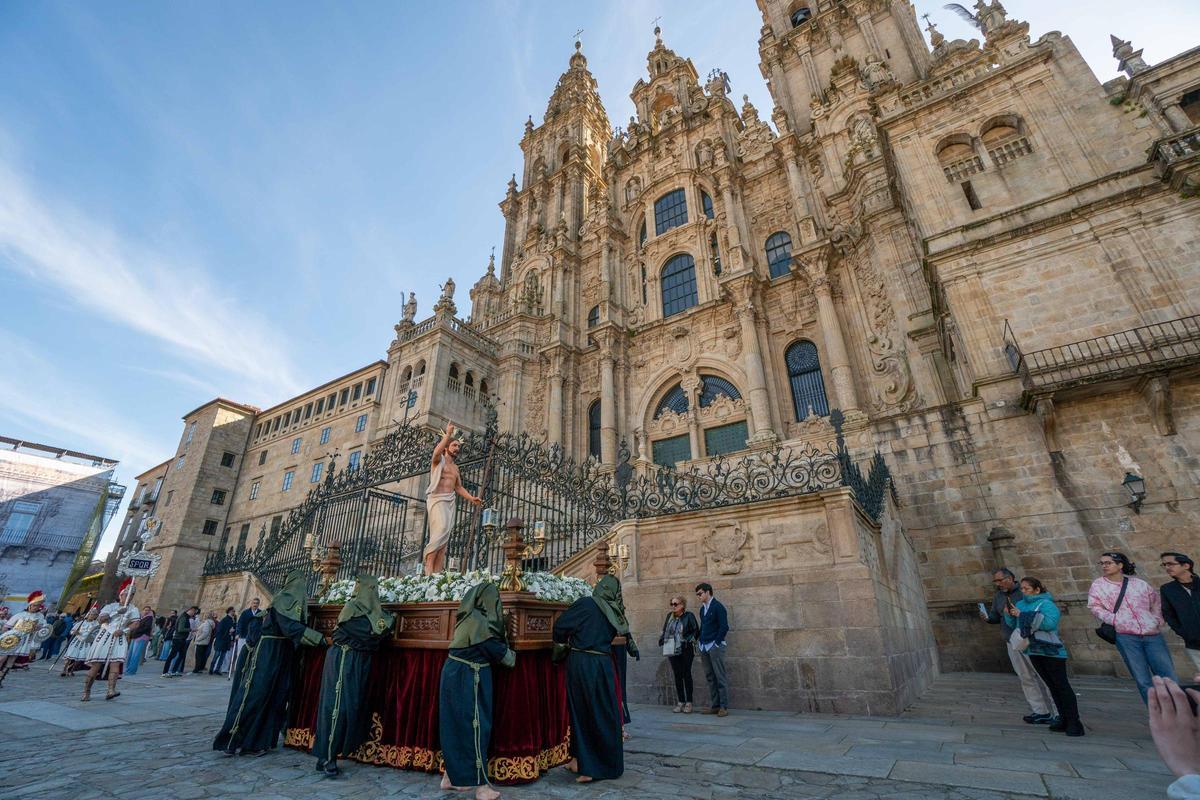 Santiago vive la Pascua con la procesión del Cristo Resucitado y el encuentro en la Quintana Santiago vive la Pascua con la procesión del Cristo Resucitado y el encuentro en la Quintana