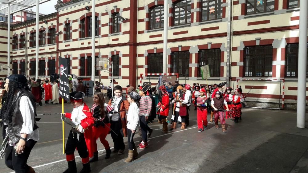 Los alumnos del colegio Liceo mierense celebran el Carnaval.