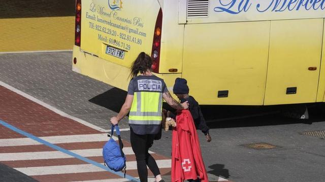 Llegada a Santa Cruz de Tenerife de los supervivientes de un cayuco.