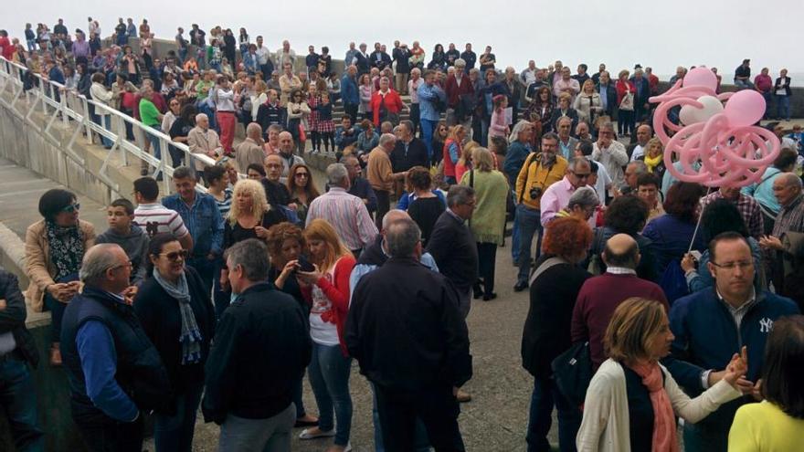 Centenares de personas se concentran por la recuperación del Museo del Calamar Gigante de Luarca