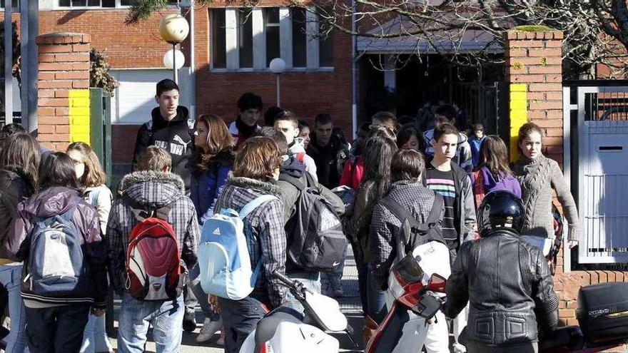 Alumnos en la entrada de un instituto de Vigo. // José Lores