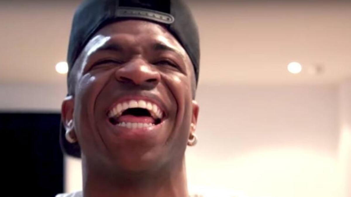 Vinícius, riéndose