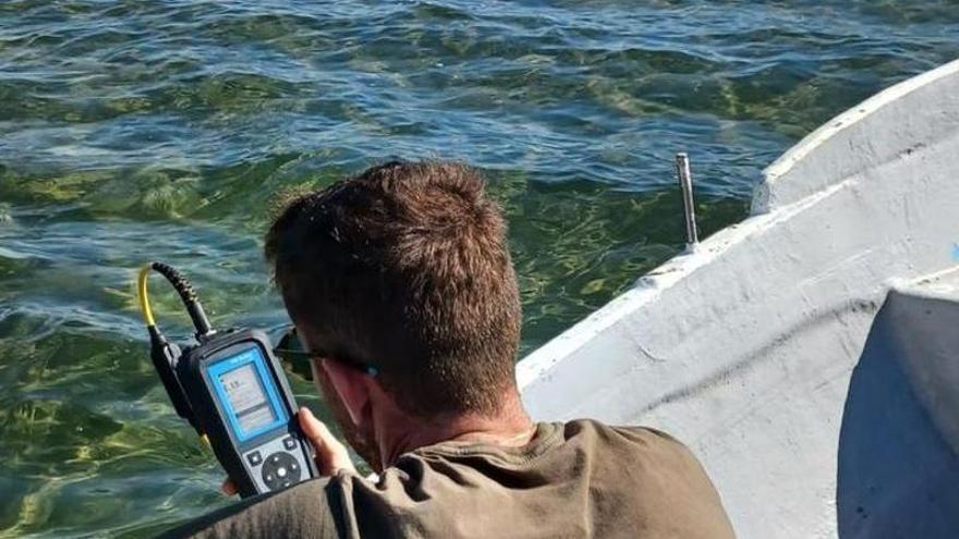 Un técnico del IMIDA analiza los niveles de oxígeno en el Mar Menor.