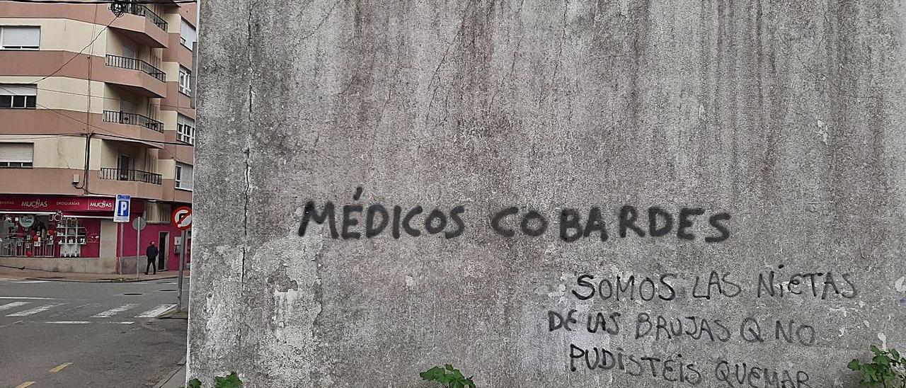 “Médicos cobardes”, reza esta pintada en las inmediaciones del centro de salud de Cangas. Podríamos recurrir al tópico de referirnos a nuestros profesionales de la sanidad como héroes, que en realidad lo son. Pero mejor que eso preferimos mostrar nuestro respeto hacia su trabajo incansable y hasta por su inagotable paciencia. Porque debe ser frustrante que después de dejarse el pellejo intentando ayudar a los demás aún tengan que leer y aguantar pintadas como estas. Los únicos cobardes son sus ignorantes autores y esos que se esconden detrás de los mal llamados “médicos por la verdad”.