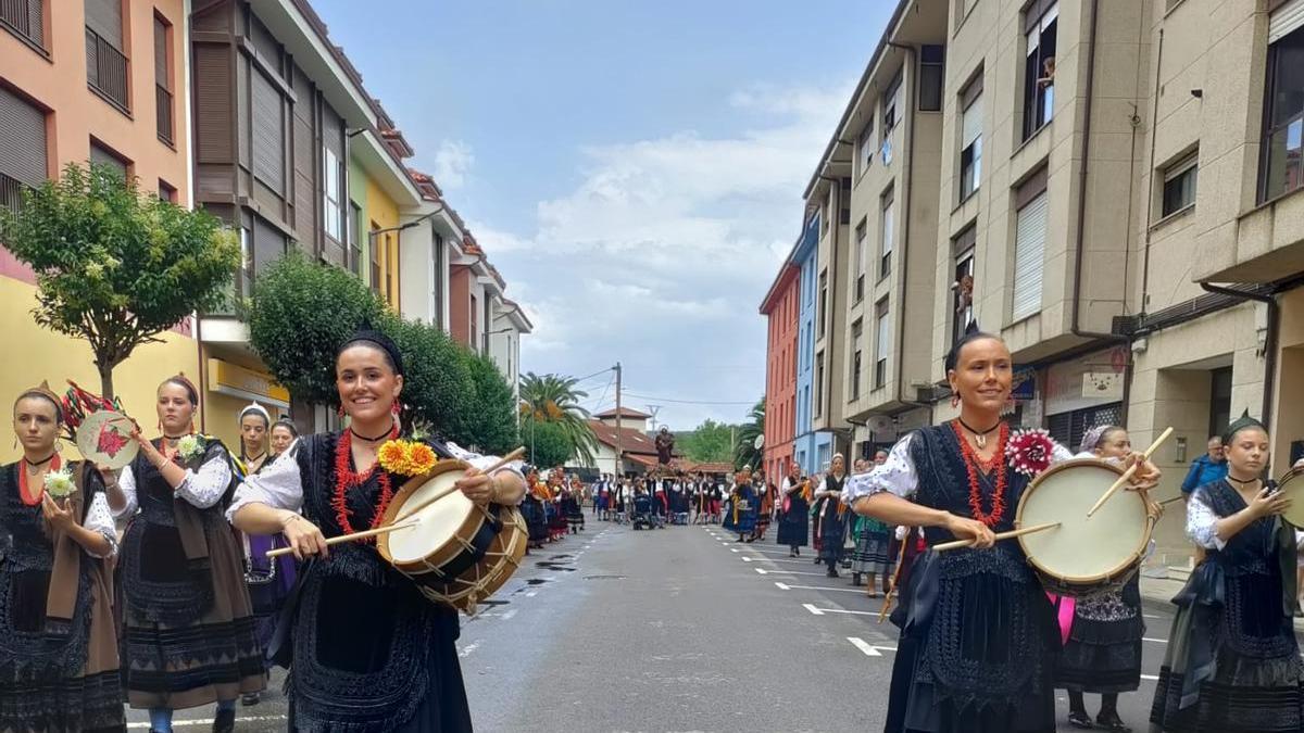 Posada desafía a la lluvia para honrar a su patrón
