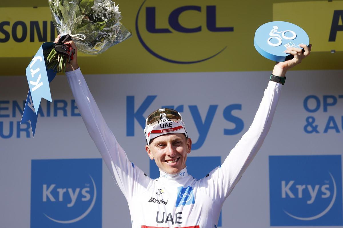 Carcassonne (France), 17/07/2022.- Slovenian rider Tadej Pogacar of UAE Team Emirates celebrates on the podium retaining the best young rider’s white jersey following the 15th stage of the Tour de France 2022 over 202.5km from Rodez to Carcassonne, France, 17 July 2022. (Ciclismo, Francia, Eslovenia) EFE/EPA/YOAN VALAT