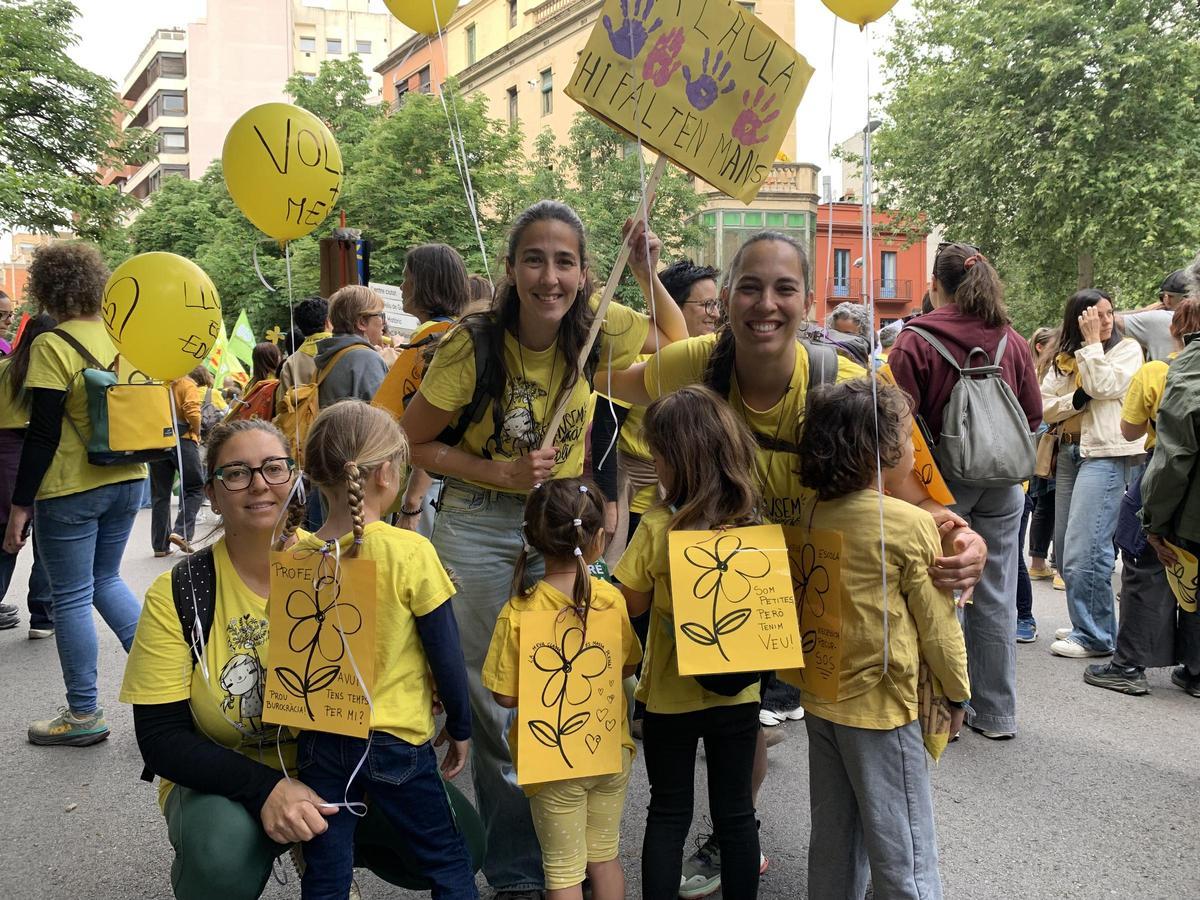 Cristina Carbó i la seva filla Elna, a l'esquerra, amb dos mares i mestres, juntament amb els seus fills.