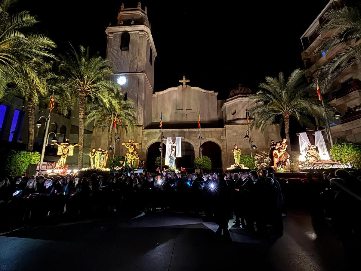 El cierre del Viernes Santo en Crevillent resultó muy emotivo con la participación de los coros