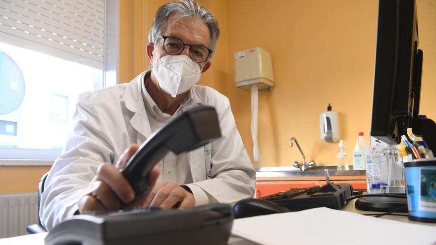 Bernardo Velasco, en el centro de salud de Labañou.