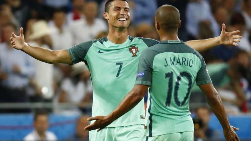 Ronaldo celebra la victoria de Portugal con João Mario.