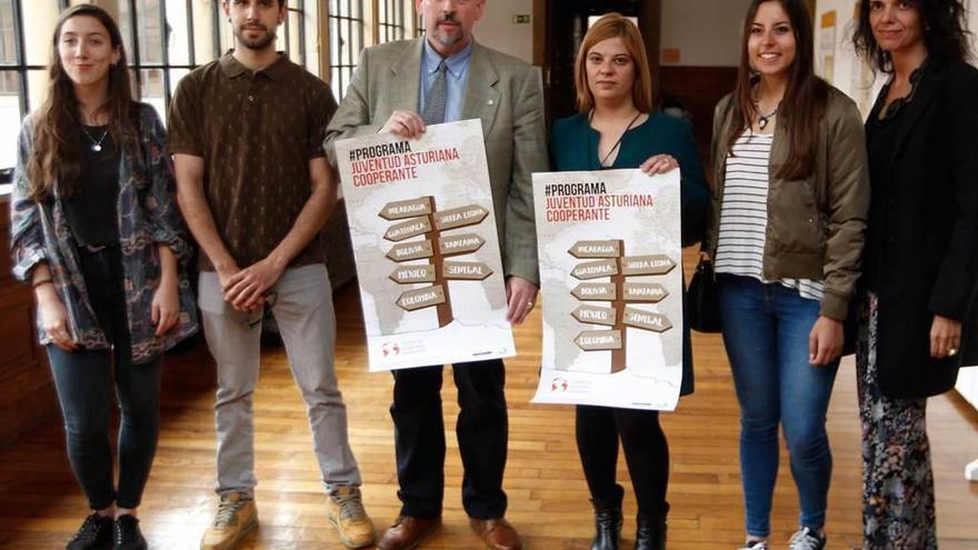 Raquel Fernández, David Martínez, el vicerrector Francisco Borge, Gimena Llamedo, Lucía Reguera y la profesora Laura Galguera.