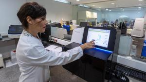 Andrea Bernabeu, codirectora médica del Instituto Bernebeu, en el interior de los laboratorios del centro alicantino