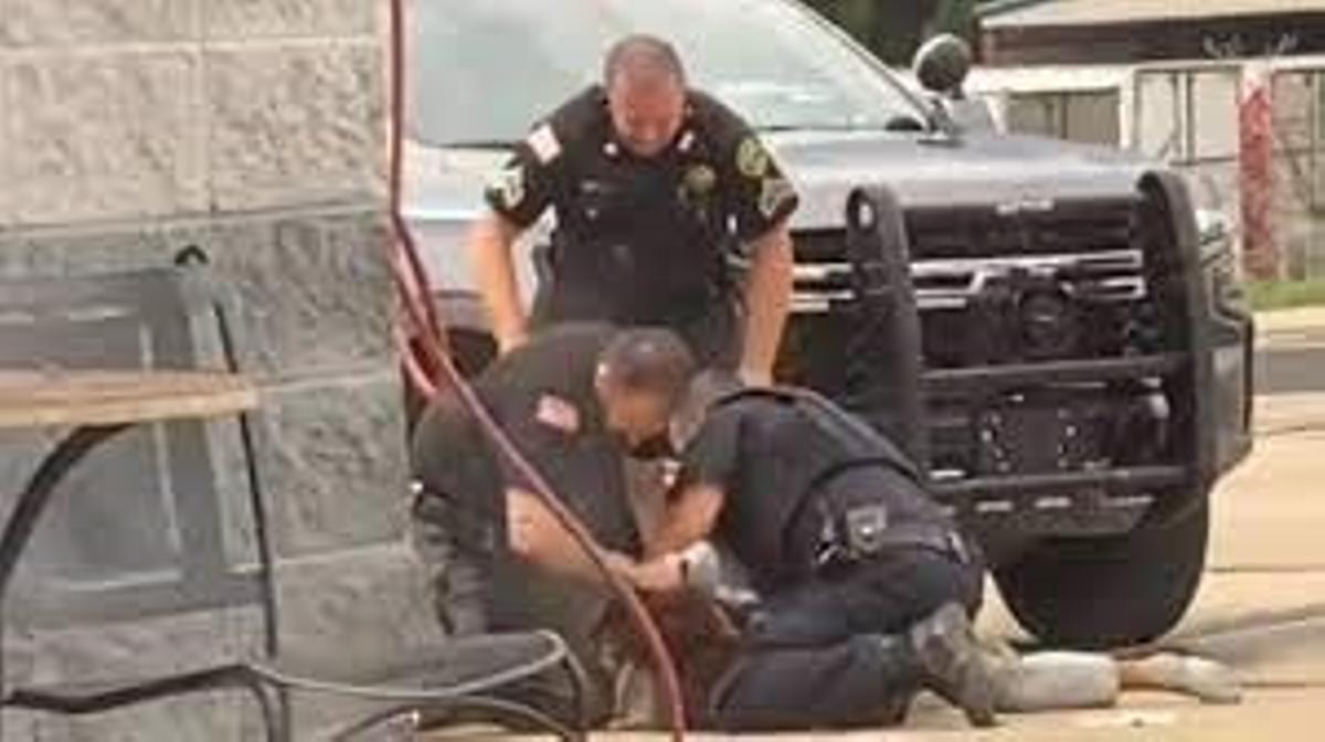 Brutal paliza de tres policías contra un hombre en Mulberry (Arkansas)