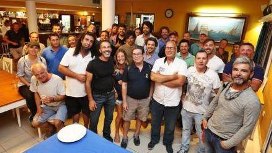 Los asistentes a la cena de patrones profesionales que se celebró anoche en el Club Náutico Ibiza posan juntos antes de sentarse a la mesa.