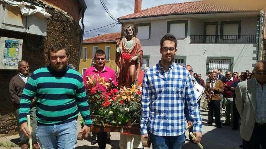 Procesión en honor a San Pedro por las calles de Gallegos del Río.
