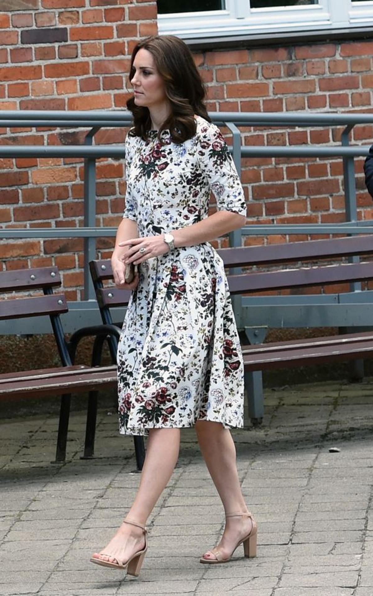 Kate Middelton elige un dos piezas de estampado floral durante su visita a Polonia