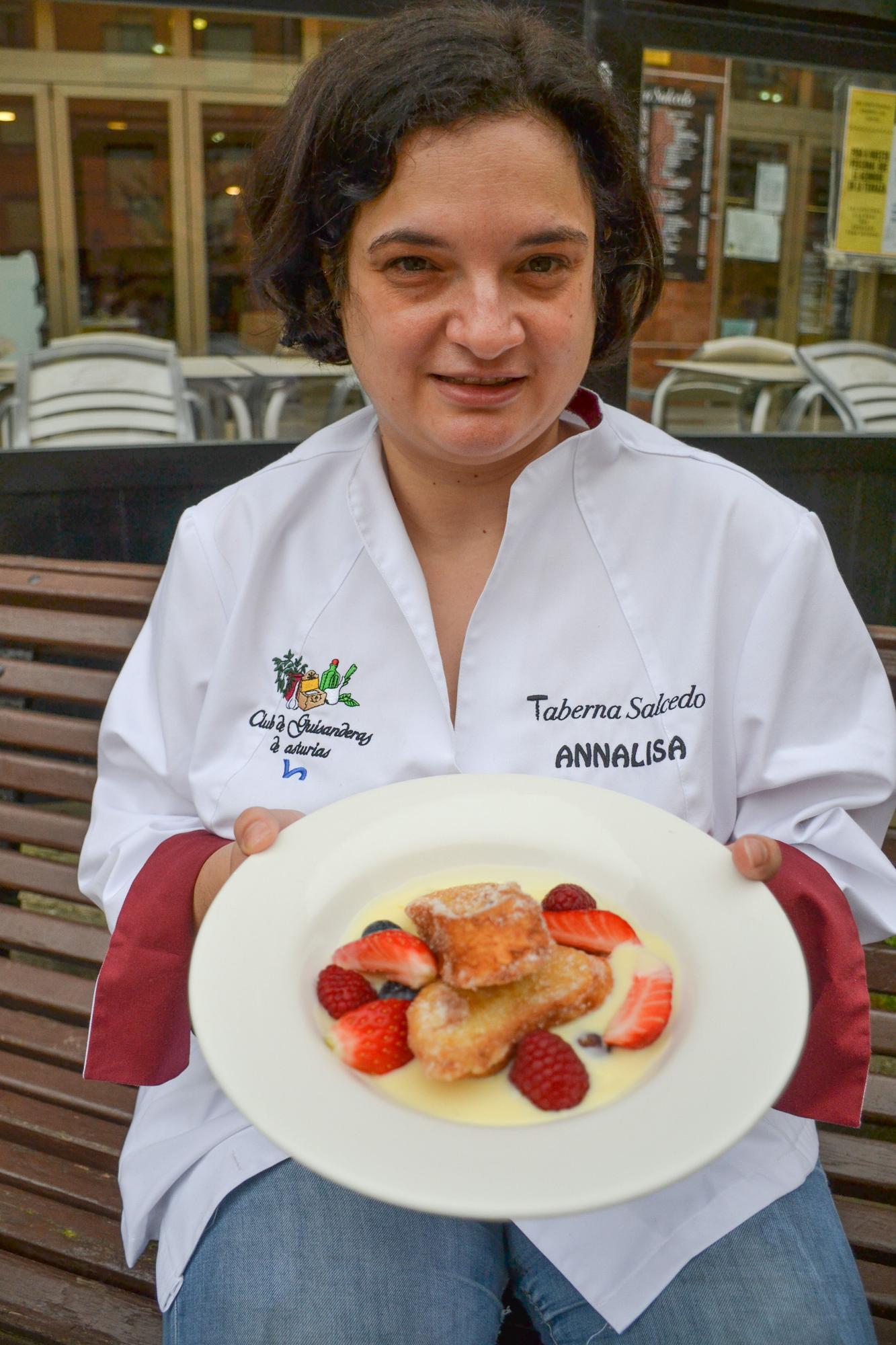 Annalissa Lusso, del restaurante Taberna Salcedo en Oviedo, con sus picatostes sobre natillas con fresas y frutos del bosque.