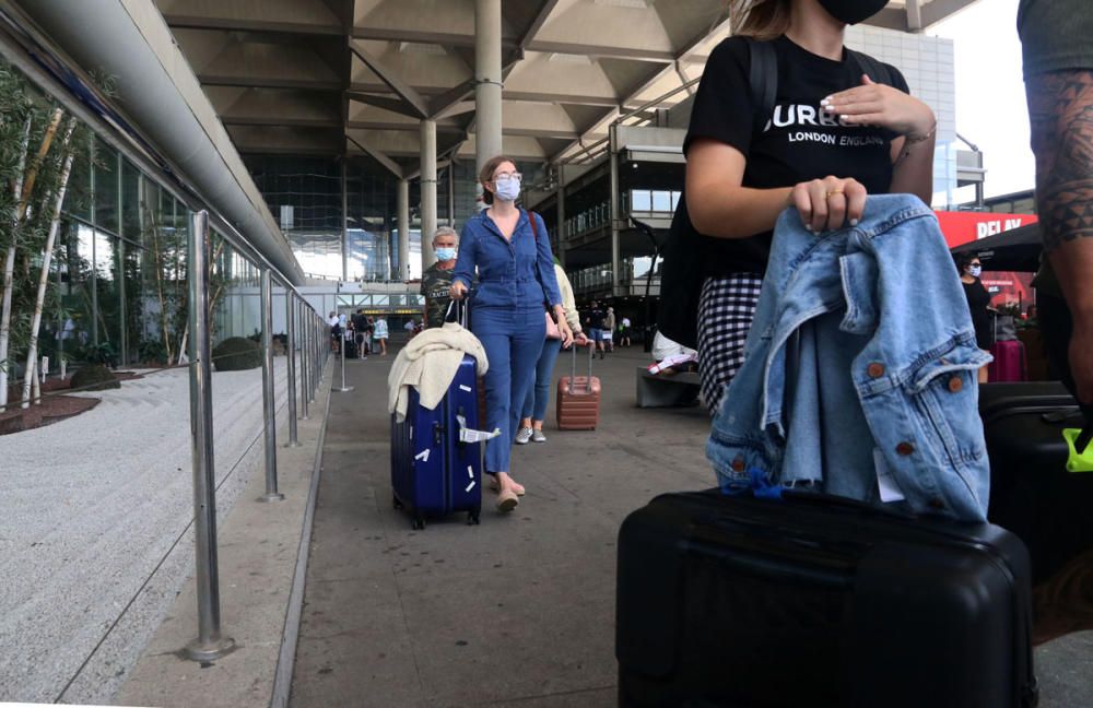 Turistas llegando al aeropuerto de Málaga