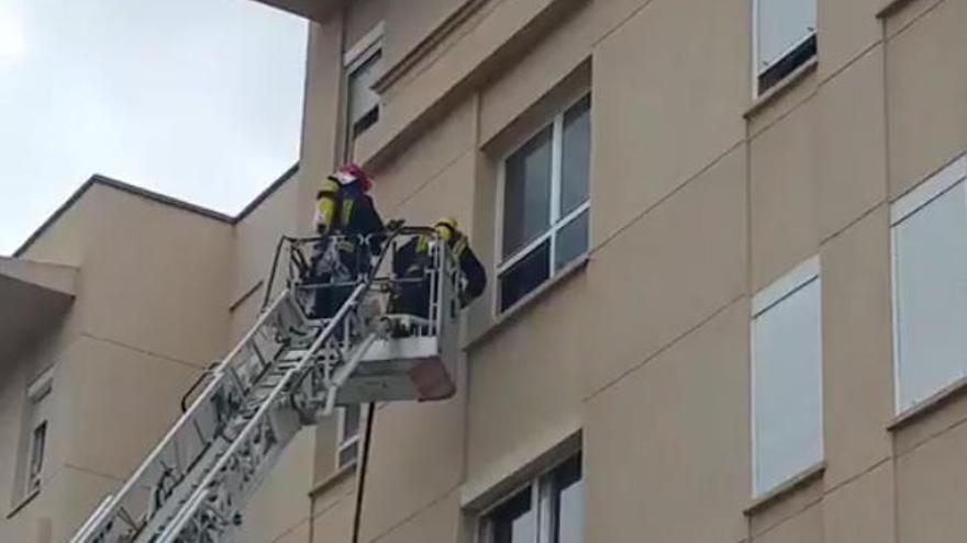 Las llamas calcinan la cocina de una vivienda en Siete Palmas