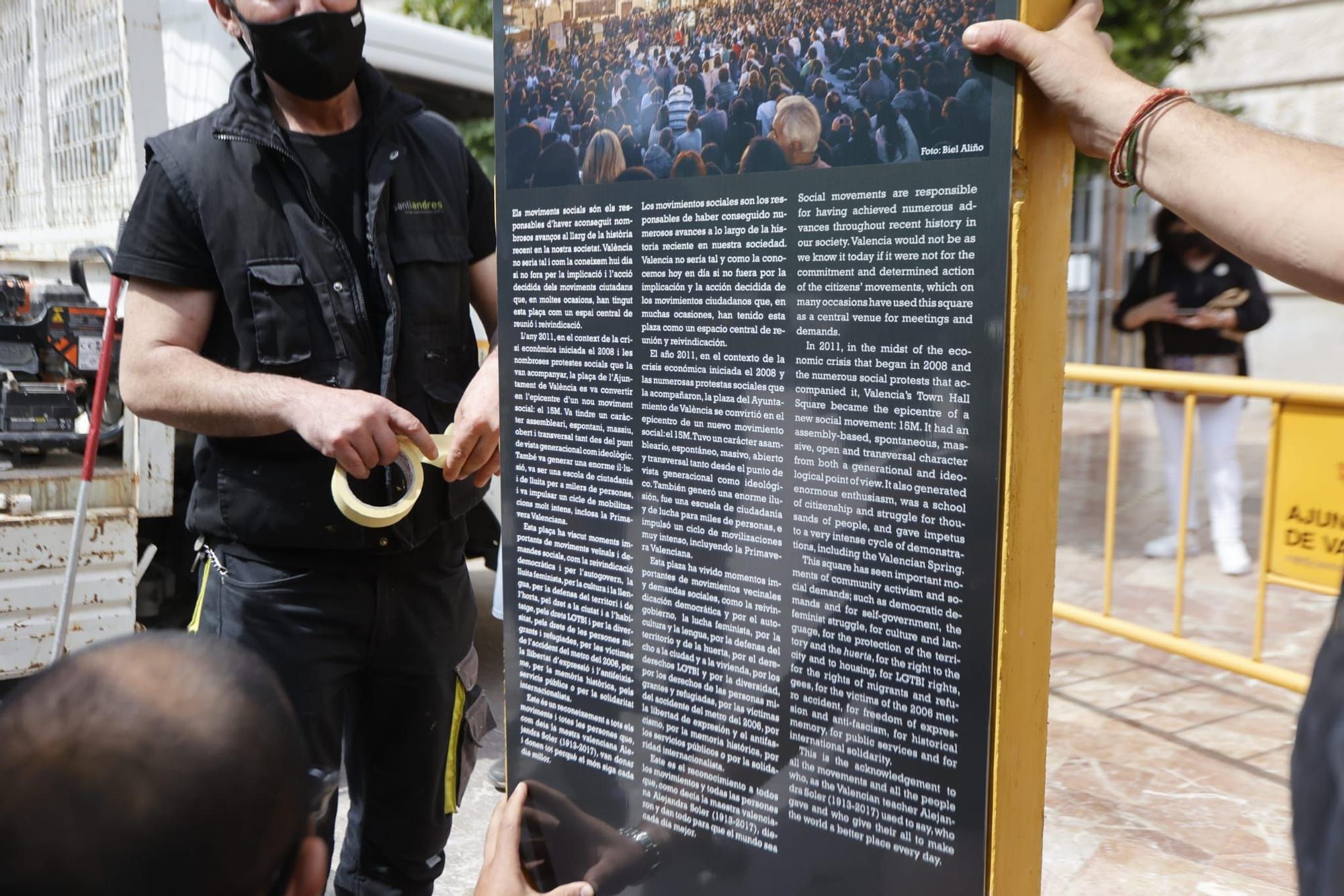 Al monolito ya luce en la plaza del Ayuntamiento