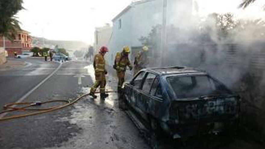 Espectacular incendio de un coche en la entrada a Xàbia