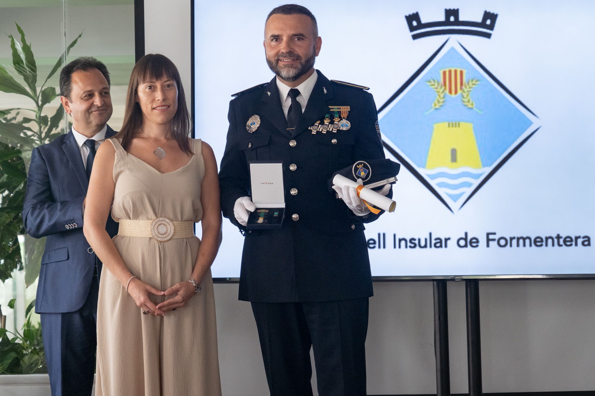 Así ha sido la entrega de medallas para premiar la labor de tres policías de Formentera