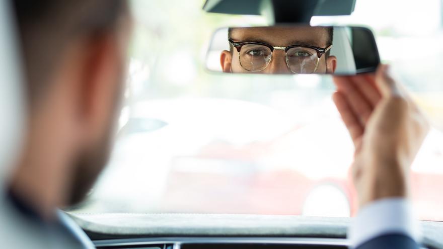 La norma de la DGT que afecta a los conductores con gafas y lentillas