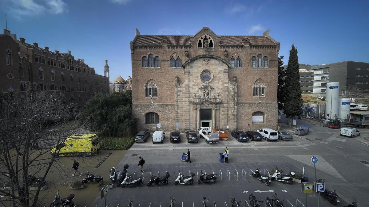 La portalada barroca de Santa Marta, sobrepuesta en una de las fachadas laterales del Pabellón Central de Sant Pau