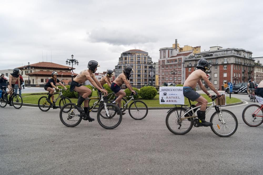 Los bomberos protestan en bicicleta y ropa interior por las calles de Oviedo