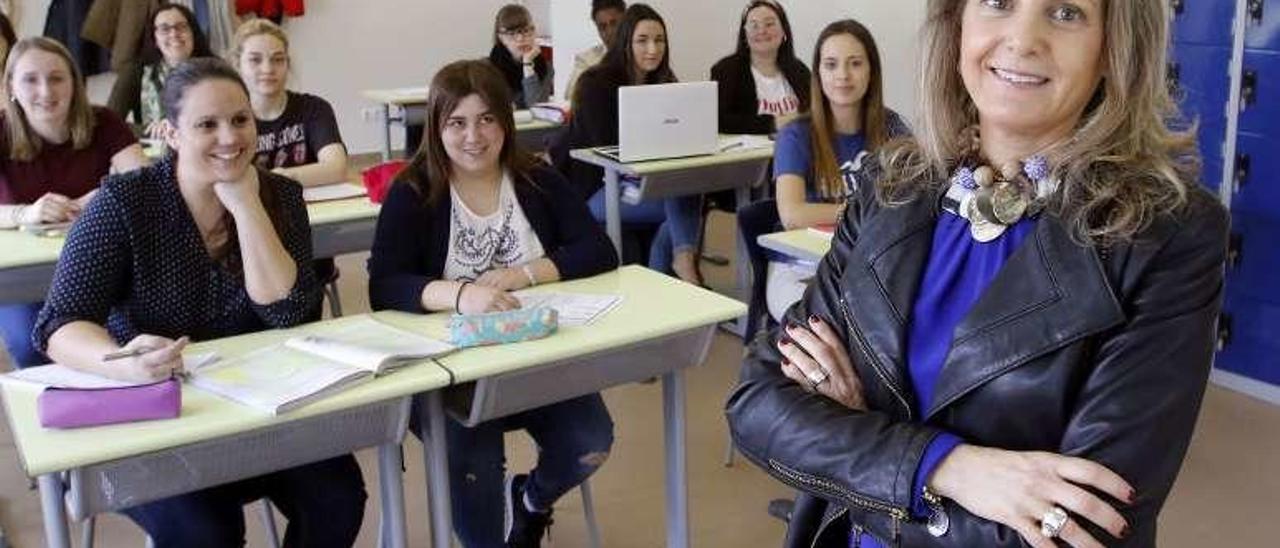 Martínez-Brocal, en un aula con alumnas. // Alba Villar