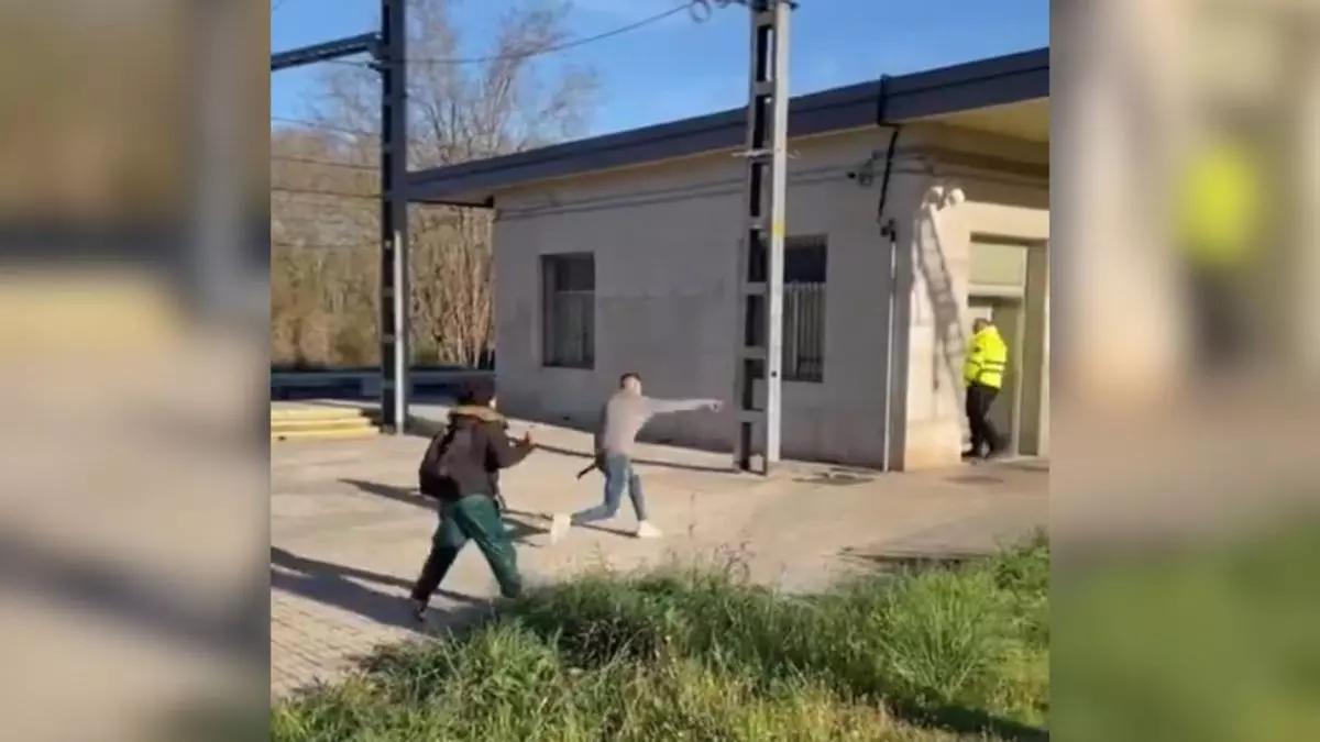 Un momento de la agresión con el lanzamiento de piedras en la estación de Maçanet