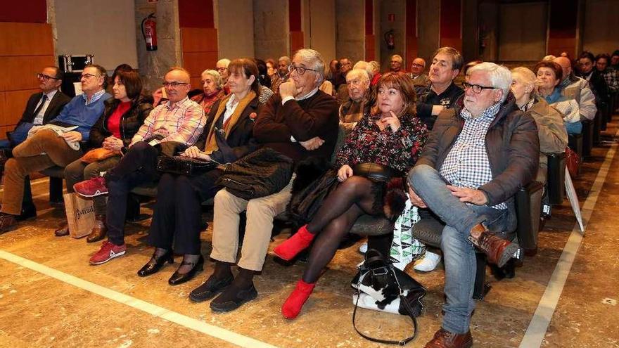 Público que asistió ayer a la conferencia del Club FARO en el Auditorio Municipal do Areal. // Marta G. Brea