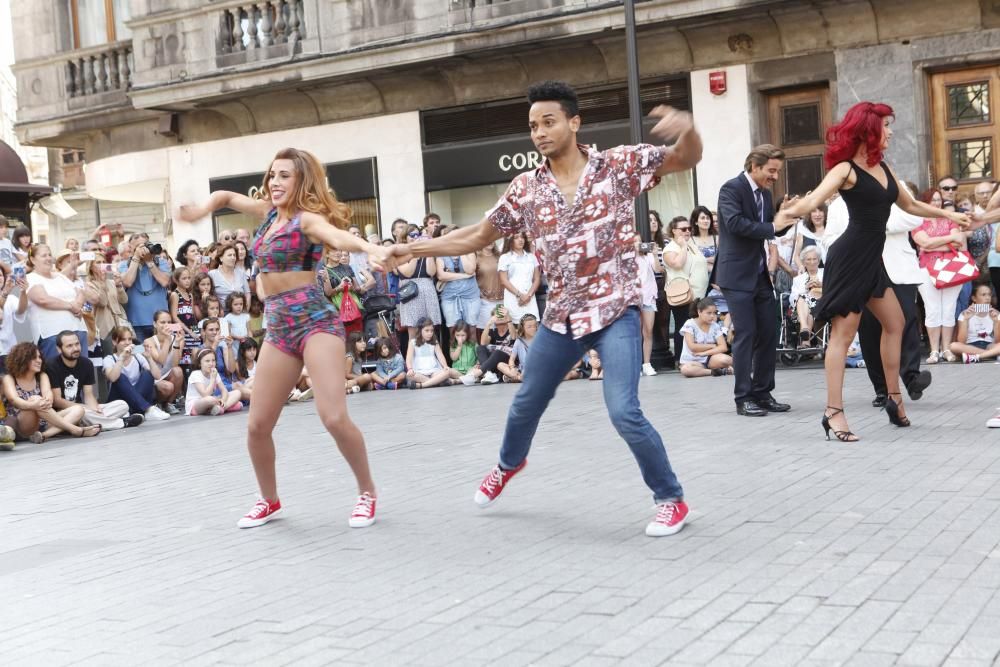 Los artistas del musical "Dirty dancing" hacen una exhibición en la calle en Gijón.