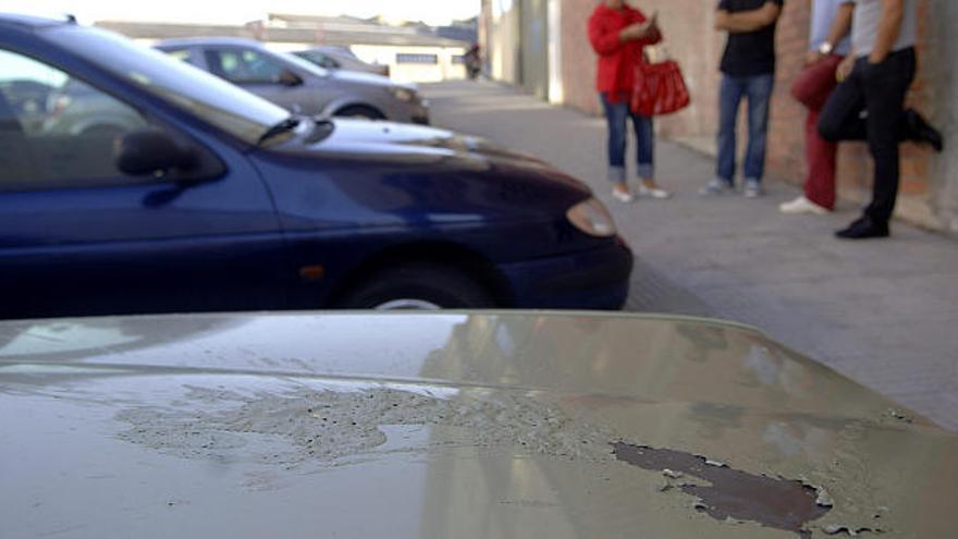 Una decena de coches aparecen dañados con ácido en Os Rosales - La Opinión  de A Coruña