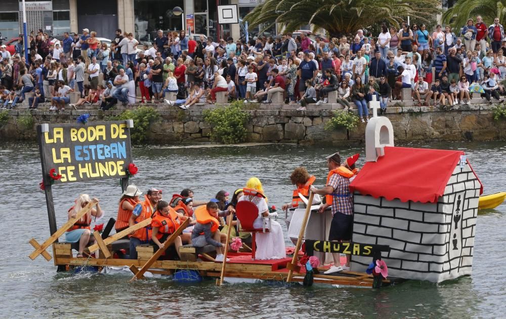 Un centenar de participantes a bordo de trece "artefactos flotantes" participan en la divertida prueba en A Ramallosa.