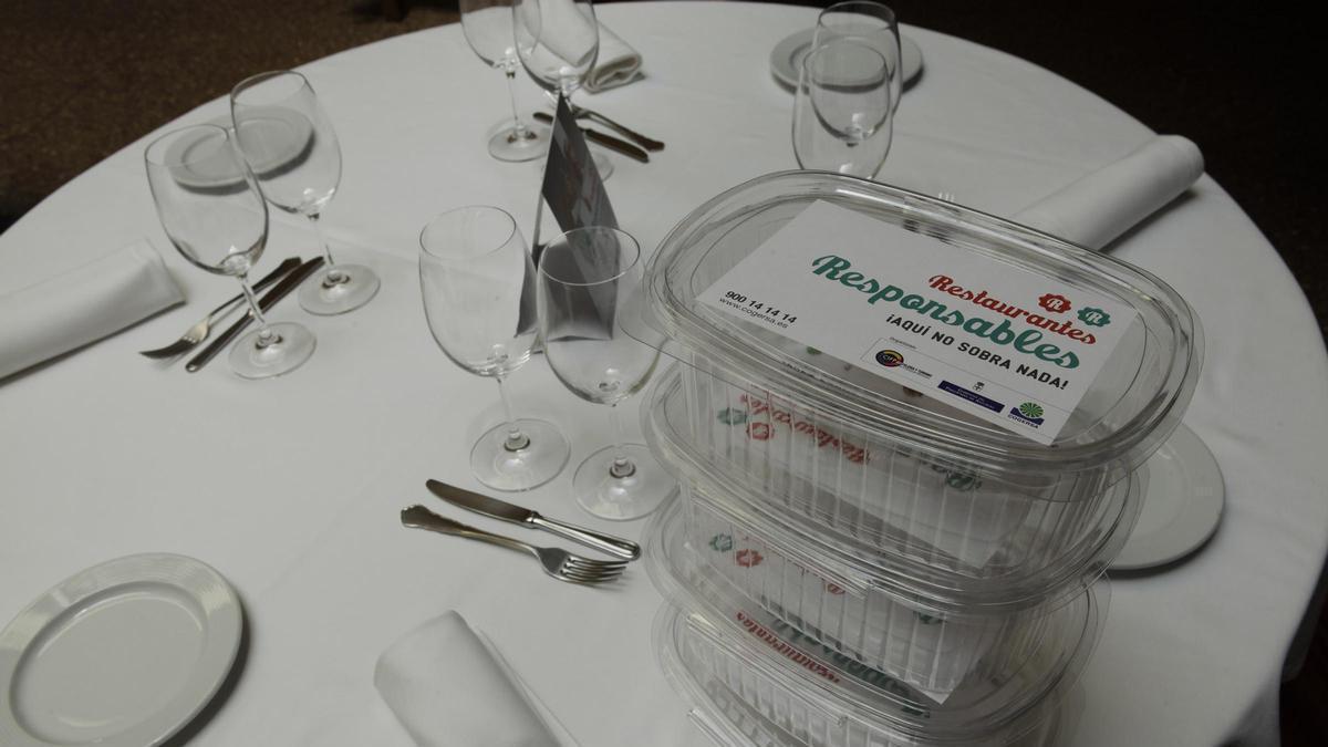 Tápers en la mesa de un restaurante