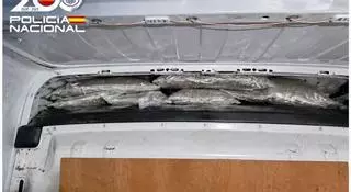 Tres detenidos en La Jonquera por llevar 73 kilos de marihuana ocultos en el doble fondo de una furgoneta